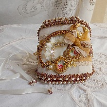 Bracelet Reflets de ros&eacute;e brod&eacute; avec cabochons ovales r&eacute;sines, rocailles, perles verres, cuir et dentelle ancienne